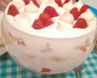 Sobremesa de suspiro com morango