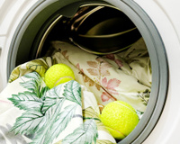 Poucas pessoas sabem como uma simples bola de tênis pode transformar a lavagem da roupa