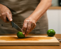 O erro mais comum que faz a tábua de corte juntar bactérias na cozinha