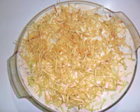 Batata com frango coberta com molho branco e batata palha