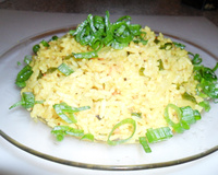 Arroz com açafrão, tomates e cheiro verde