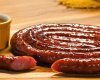 Essa linguiça caramelizada na cerveja preta parece receita de boteco gourmet, mas é muito fácil de fazer