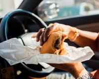 Pouca gente sabe, mas esse hábito comum te faz comer mais fast-food, segundo estudo