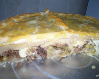 Torta de massa podre com recheio de carne