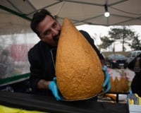Comida gigante: coxinha de 20kg, pastel imenso, torre de churros e mais lanches gigantescos estão no Big Food Festival