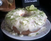 Bolo de limão fácil e delicioso.