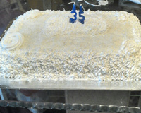 Bolo de aniversario com recheio de doce de abacaxi e cocada