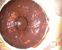 Bolo simples com cobertura de chocolate