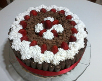 Bolo de chocolate e morango com Twix