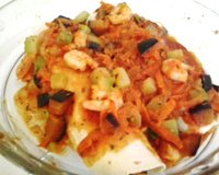 Panqueca de camarão e legumes ao molho de tomate