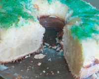 Bolo simples com raspas de limão