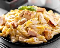 Macarrão cremoso com frango em uma panela só: refeição completa e deliciosa sem sujar muita louça