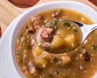 A frente fria chegou e eu já vou fazer esse caldo de mandioca com bacon: anota essa dica para ele ficar bem cremoso