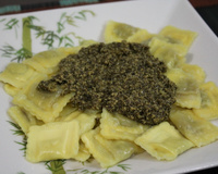 Ravióli de frango ao pesto