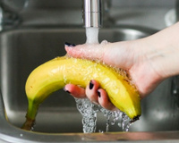 Por que você deve lavar as bananas antes de descascá-las: aqui estão algumas dicas de como evitar espinhas e manter as bananas frescas por mais tempo