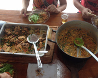 Frango caipira com viradinho de milho no fogão a lenha