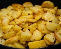 Sem alho, sem páprica: os gregos preferem colocar isso em suas batatas assadas