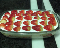 Merengue de morango com suspiros