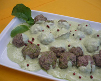 Almôndega com molho de agrião e pimenta rosa