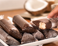 Geladinho com casquinha de chocolate