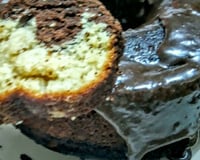 Bolo mesclado de baunilha e chocolate