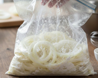 Coloque cebola e mistura para panquecas em um saco plástico e agite por exatamente 10 segundos... Como é que eu não sabia disso?