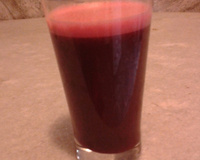 Suco de beterraba com gengibre, couve e laranja