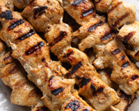 Sempre faço esses espetinhos de frango marinados com limão no churrasco: receita deixa a carne macia e impressiona com uma explosão de sabor vibrante de limão, alho, ervas e especiarias