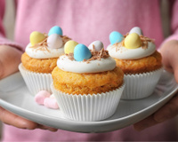 Coloquei minha filha para decorar seu próprio cupcake e ela sempre me pede para repetir a receita