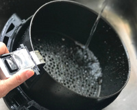 O truque do saquinho de chá para limpar a airfryer da forma mais fácil e natural possível