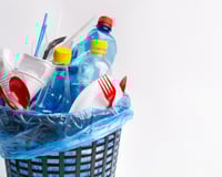 A crítica não é mais apenas contra quem usa plástico, mas também contra quem o recicla: a maior parte do plástico não é reciclável