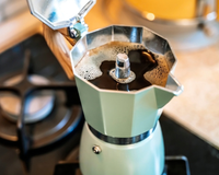O erro ao usar a cafeteira italiana que deixa o café amargo sem você perceber