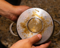 Truque inusitado remove gordura queimada de panelas e formas sem nenhum esforço