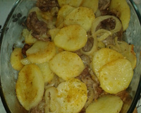 Bife com rodelas de batatas ao forno