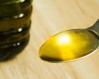 Beber azeite em jejum de manhã funciona? Descubra quais podem ser os benefícios e o cuidado com o consumo