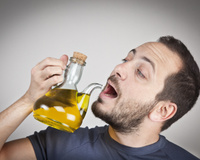 Uma dose de azeite antes de ingerir bebida alcoólica evita mesmo a ressaca? O que diz a ciência