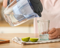 Beber água com limão ajuda a emagrecer? Descubra os reais benefícios da bebida e se vale a pena consumir a mistura