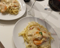 Macarrão com camarão ao molho de quatro queijos