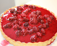 Torta de ricota com calda de amora