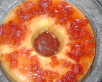 Brigadeirão de chocolate branco com calda de morango