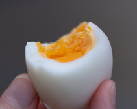 Sem água quente e sem fogão: é assim que faz ovo cozido muito macio, segundo os chineses