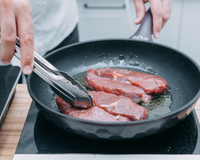 Nem manteiga, nem óleo: unte a frigideira com esse ingrediente antes de fritar