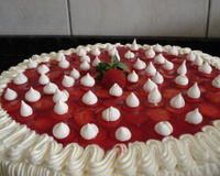 Bolo de chocolate branco e morangos