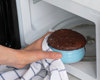 Sem sujeira, sem forno e sem complicação: 5 receitas de bolo para fazer no micro-ondas