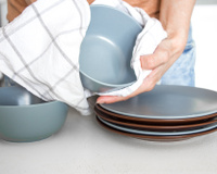 Entenda por que é importante usar mais um pano de prato ao mesmo tempo na cozinha 