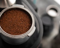 A borra de café é um resíduo muito problemático, mas existe uma solução para evitar que ela acabe em aterros sanitários: transformá-la em concreto