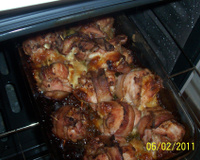 Coxas e sobrecoxas recheadas e enroladas no bacon