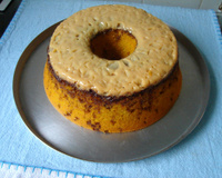 Bolo de cenoura com cobertura de leite condensado cozido e granulado