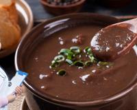 O caldo de feijão tem ferro ou tem que comer o grão para ingerir o mineral? Nutricionista esclarece