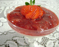 Flan de baunilha com calda de morango e vinho do porto